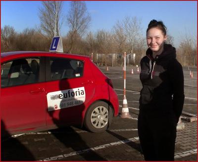 Kursantka już w trakcie zajęć na placu manewrowym we Wrocławiu.