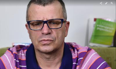 Kandydat na kierowcę w okularach