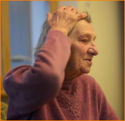 Starszy kierowca posiadający prawo jazdy